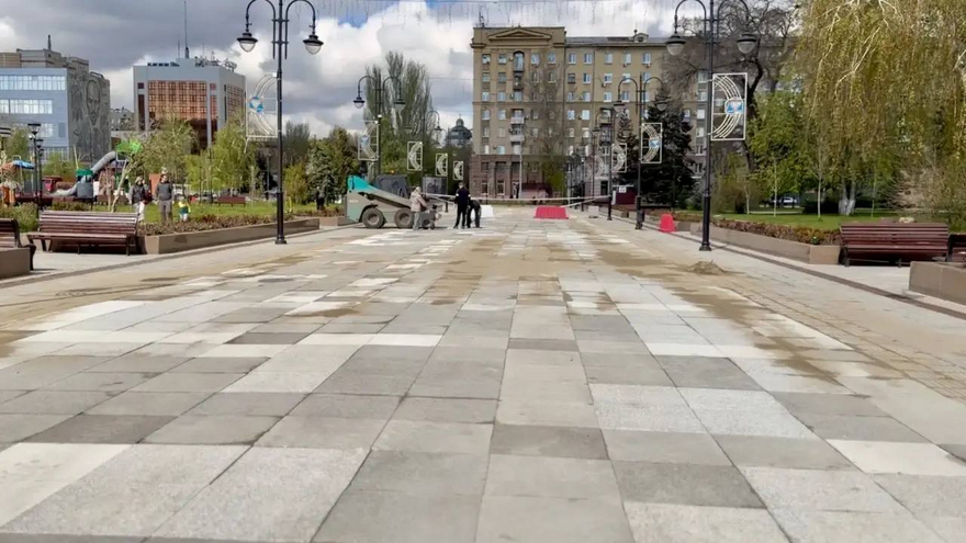 В Саратове до 8 мая заменят поломанные плитки на площади Кирова