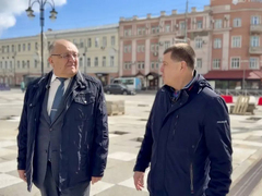 В Саратове до 8 мая заменят поломанные плитки на площади Кирова