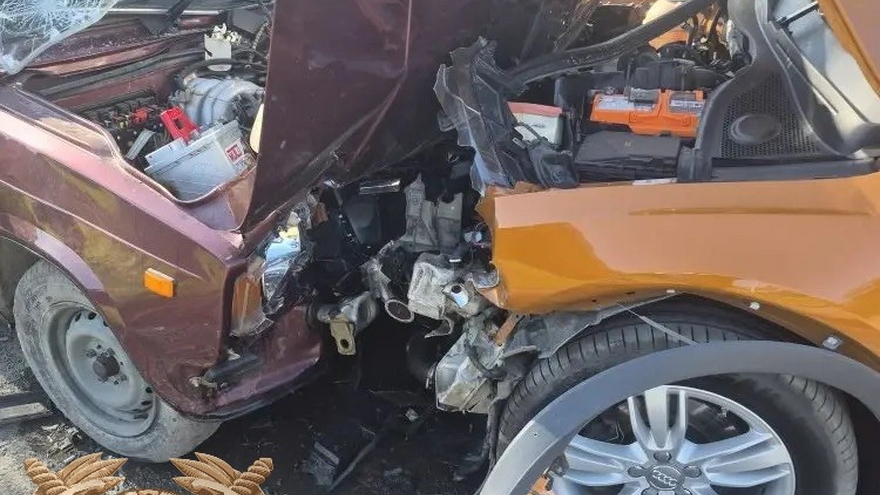 Семерка протаранила припаркованную Audi: двое в больнице