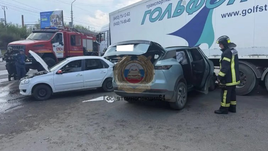 В Саратове мужчина скончался в скорой после ДТП с грузовиком