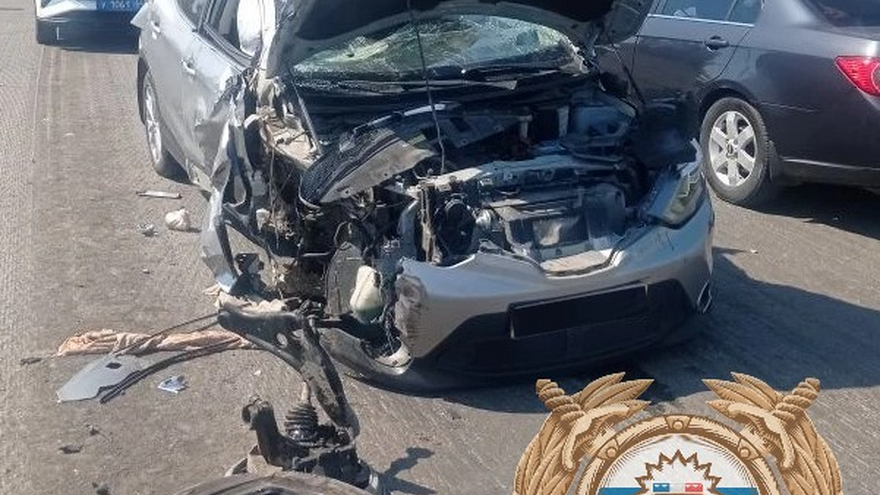 В Балакове легковушка влетела в припаркованный грузовик