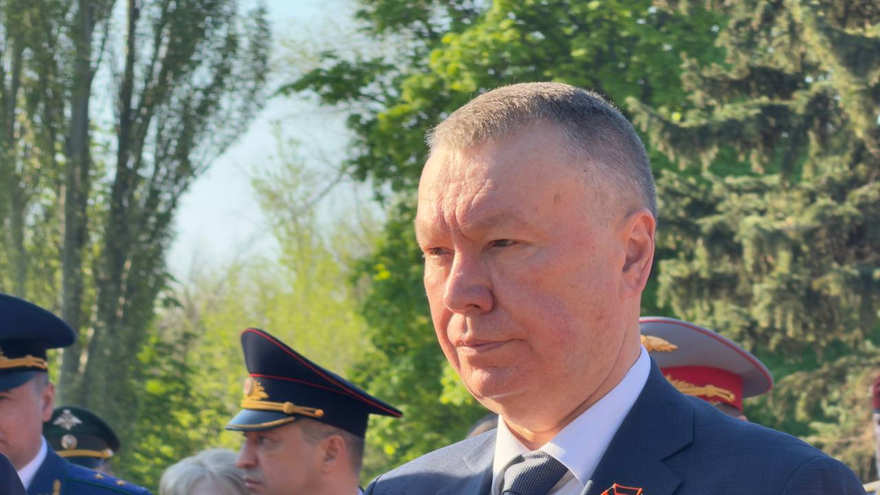 На Воскресенском кладбище возложили цветы к монументу Воин-освободитель