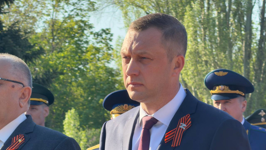 На Воскресенском кладбище возложили цветы к монументу Воин-освободитель