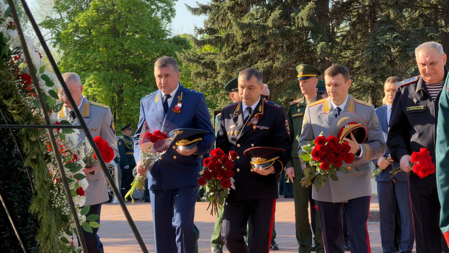 На Воскресенском кладбище возложили цветы к монументу Воин-освободитель