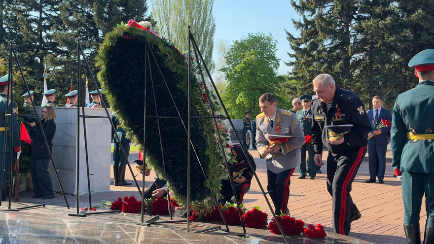 На Воскресенском кладбище возложили цветы к монументу Воин-освободитель