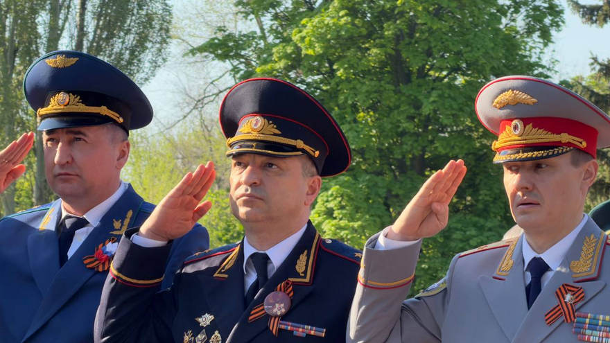На Воскресенском кладбище возложили цветы к монументу Воин-освободитель