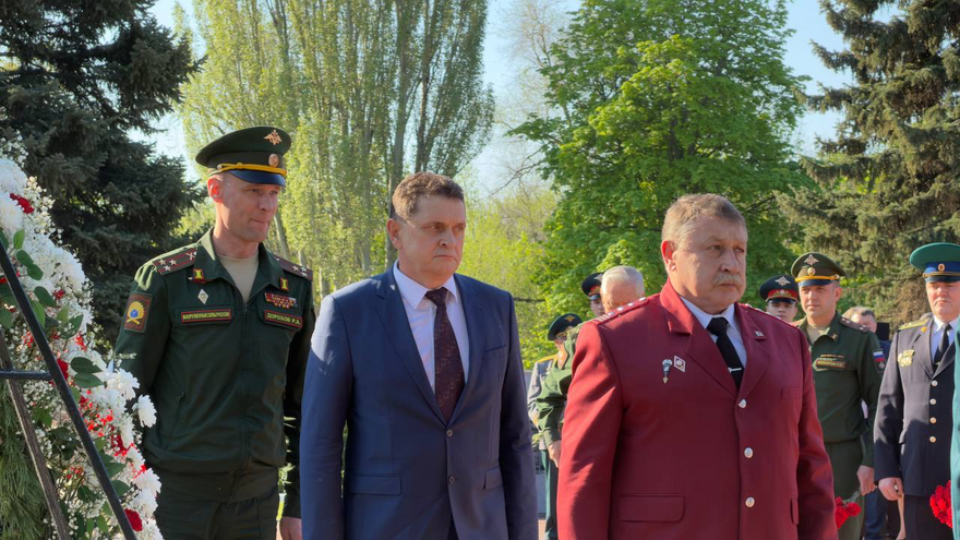 На Воскресенском кладбище возложили цветы к монументу Воин-освободитель