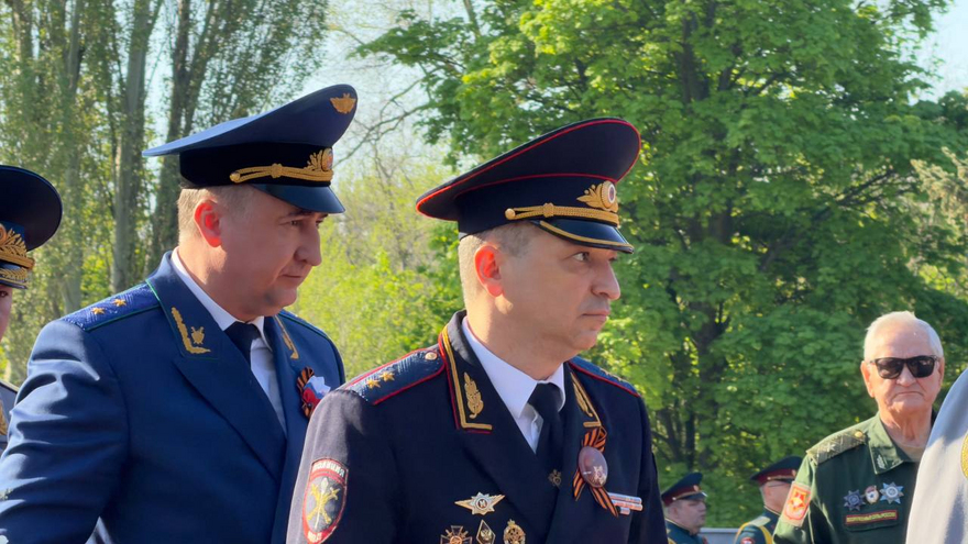 На Воскресенском кладбище возложили цветы к монументу Воин-освободитель