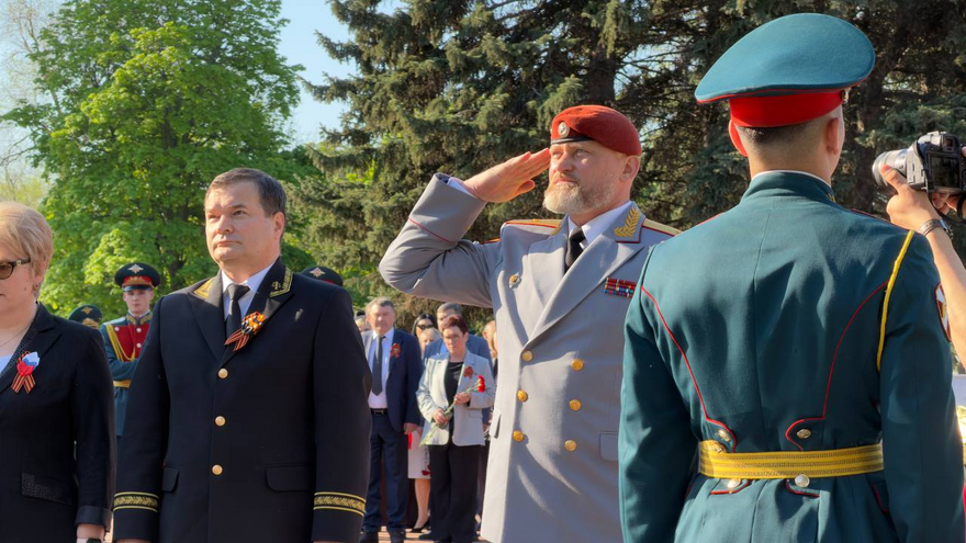 На Воскресенском кладбище возложили цветы к монументу Воин-освободитель