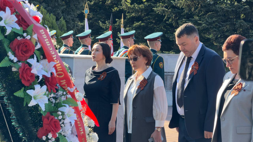 На Воскресенском кладбище возложили цветы к монументу Воин-освободитель