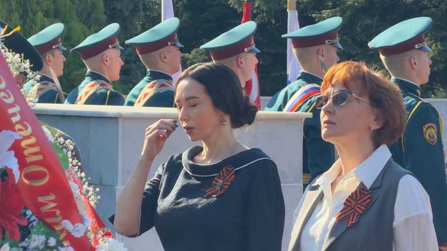 На Воскресенском кладбище возложили цветы к монументу Воин-освободитель