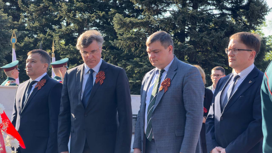 На Воскресенском кладбище возложили цветы к монументу Воин-освободитель