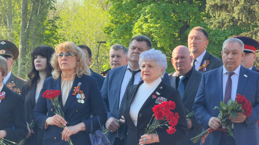 На Воскресенском кладбище возложили цветы к монументу Воин-освободитель