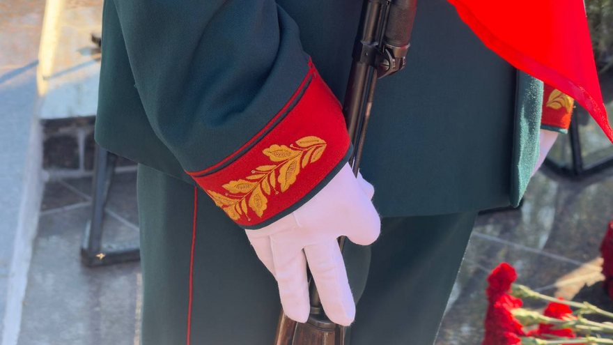 На Воскресенском кладбище возложили цветы к монументу Воин-освободитель