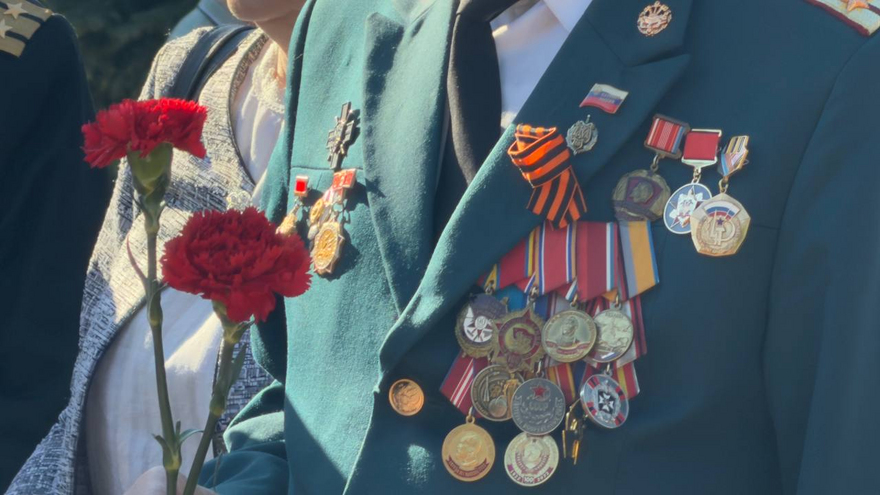 На Воскресенском кладбище возложили цветы к монументу Воин-освободитель