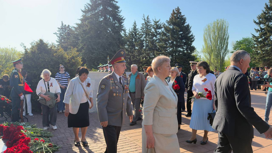 На Воскресенском кладбище возложили цветы к монументу Воин-освободитель