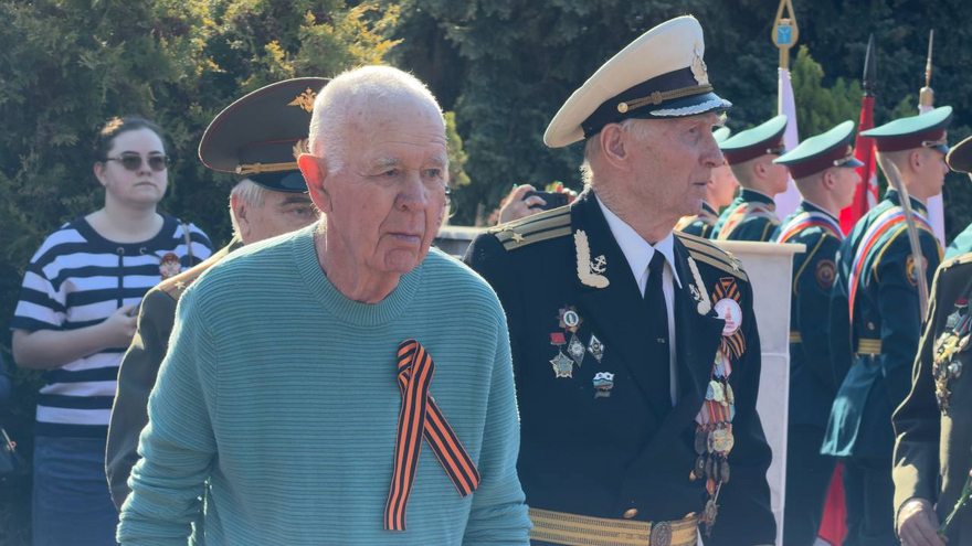 На Воскресенском кладбище возложили цветы к монументу Воин-освободитель