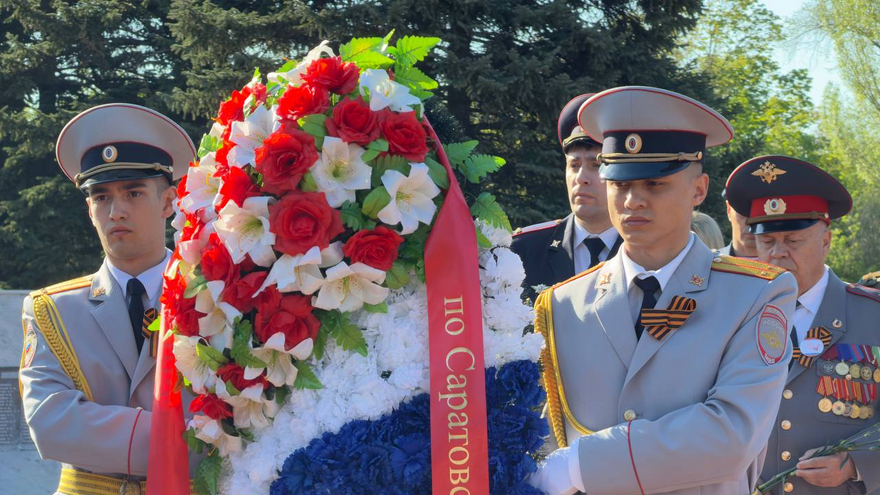 На Воскресенском кладбище возложили цветы к монументу Воин-освободитель
