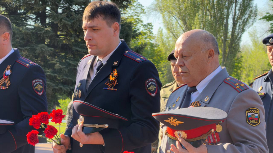 На Воскресенском кладбище возложили цветы к монументу Воин-освободитель