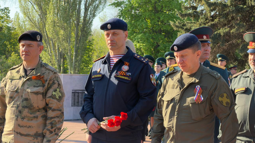 На Воскресенском кладбище возложили цветы к монументу Воин-освободитель