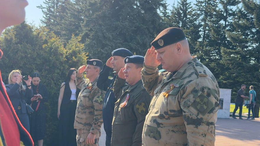 На Воскресенском кладбище возложили цветы к монументу Воин-освободитель