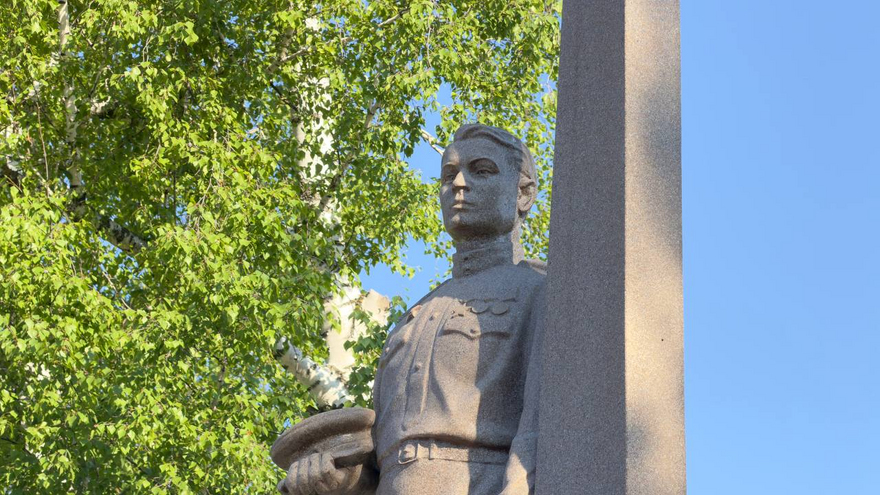 На Воскресенском кладбище возложили цветы к монументу Воин-освободитель