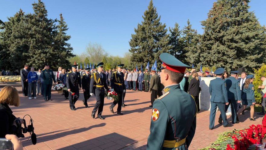 На Воскресенском кладбище возложили цветы к монументу Воин-освободитель