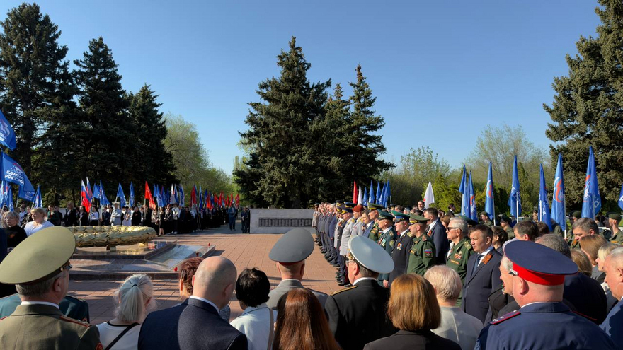 На Воскресенском кладбище возложили цветы к монументу Воин-освободитель