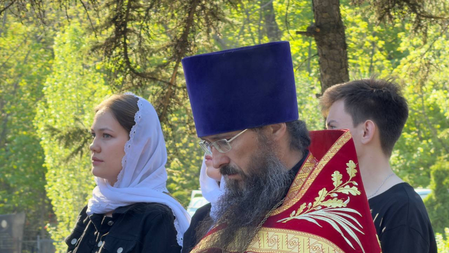 На Воскресенском кладбище возложили цветы к монументу Воин-освободитель