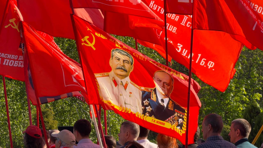На Воскресенском кладбище возложили цветы к монументу Воин-освободитель