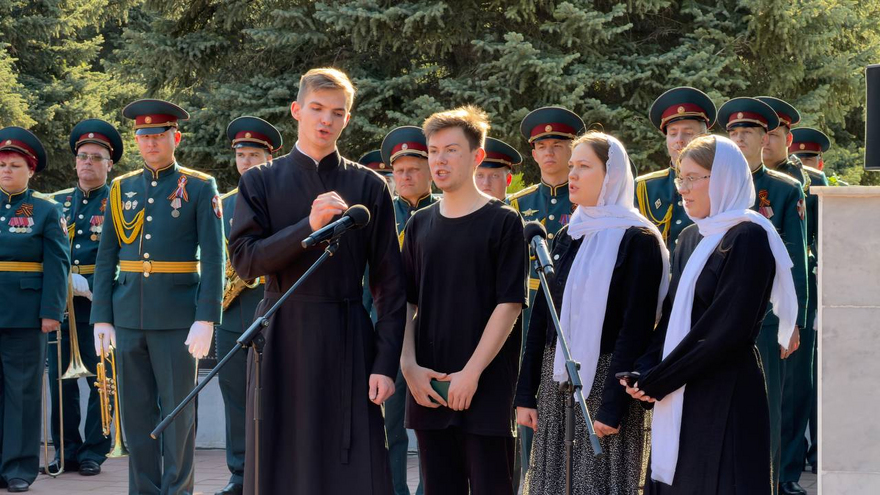 На Воскресенском кладбище возложили цветы к монументу Воин-освободитель