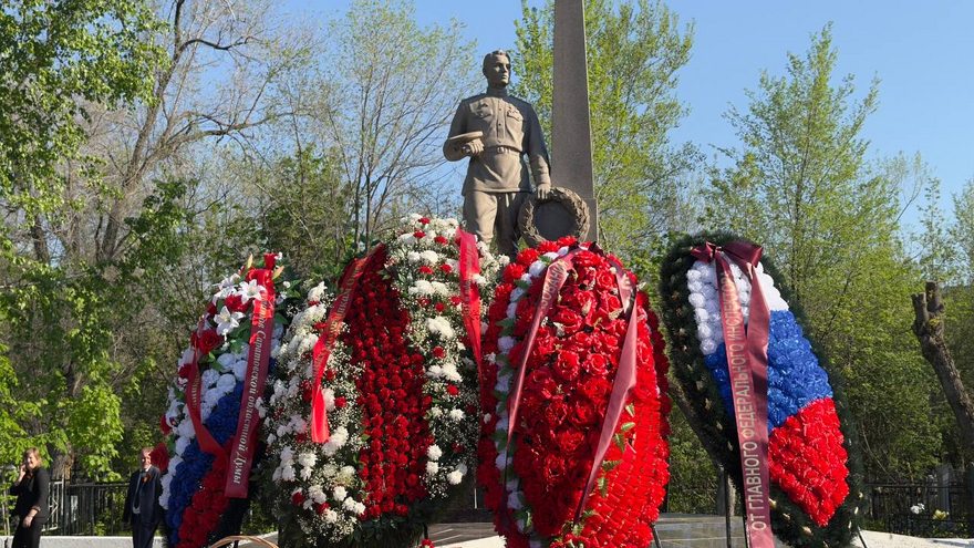 На Воскресенском кладбище возложили цветы к монументу Воин-освободитель
