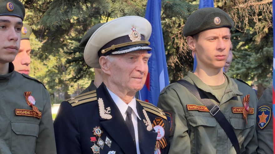 На Воскресенском кладбище возложили цветы к монументу Воин-освободитель