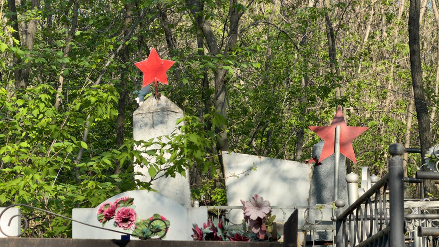 На Воскресенском кладбище возложили цветы к монументу Воин-освободитель