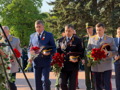На Воскресенском кладбище возложили цветы к монументу Воин-освободитель