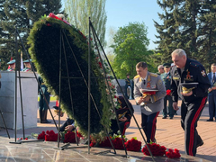 На Воскресенском кладбище возложили цветы к монументу Воин-освободитель