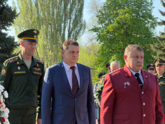 На Воскресенском кладбище возложили цветы к монументу Воин-освободитель