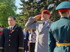 На Воскресенском кладбище возложили цветы к монументу Воин-освободитель
