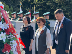 На Воскресенском кладбище возложили цветы к монументу Воин-освободитель