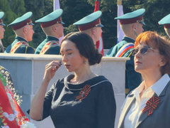На Воскресенском кладбище возложили цветы к монументу Воин-освободитель