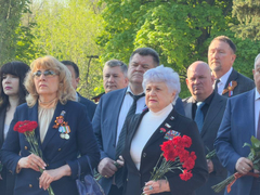 На Воскресенском кладбище возложили цветы к монументу Воин-освободитель