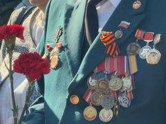 На Воскресенском кладбище возложили цветы к монументу Воин-освободитель