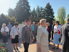 На Воскресенском кладбище возложили цветы к монументу Воин-освободитель