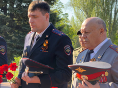 На Воскресенском кладбище возложили цветы к монументу Воин-освободитель