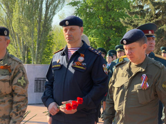На Воскресенском кладбище возложили цветы к монументу Воин-освободитель