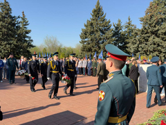 На Воскресенском кладбище возложили цветы к монументу Воин-освободитель