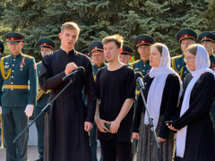 На Воскресенском кладбище возложили цветы к монументу Воин-освободитель