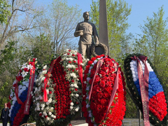 На Воскресенском кладбище возложили цветы к монументу Воин-освободитель