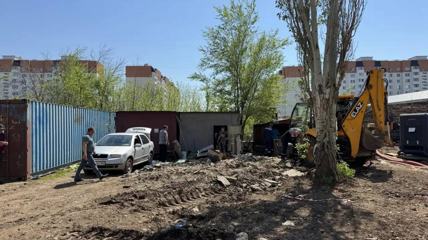 В Энгельсе начали снос незаконных строений у места ремонта коллектора