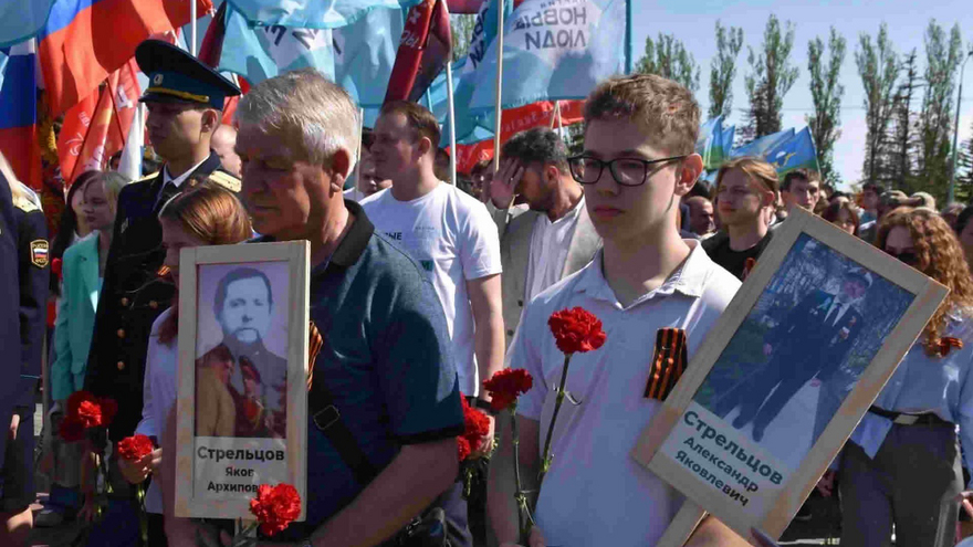 Тысячи саратовцев в День Победы почтили память героев на Соколовой горе